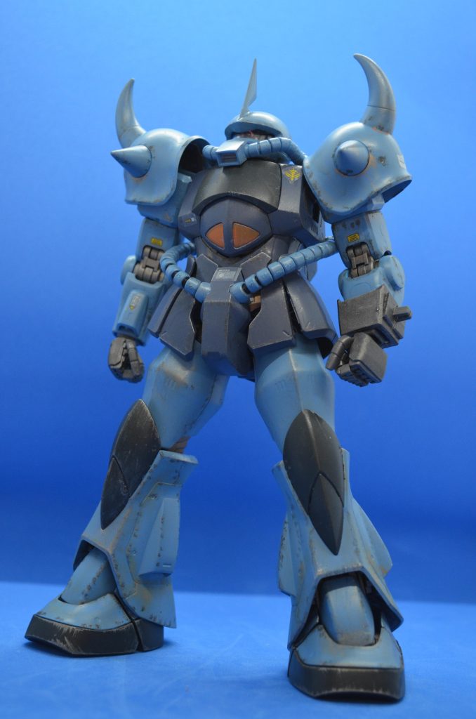 グフ本体フロントショット。全体にチッピングとドライブラシ、加えて足元にはサンドウェザリングを施しています。