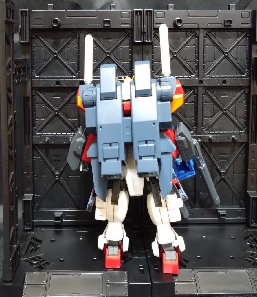 後ろはこんな感じ。バックパックがやたらデカイですw