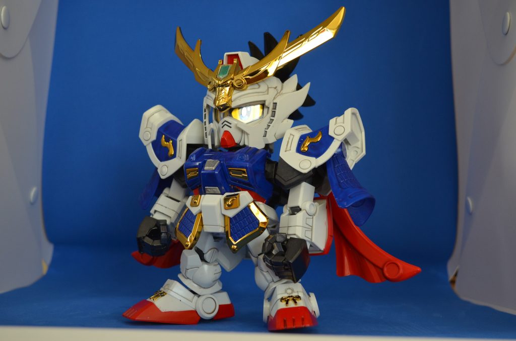 鎧を装備してフロントショット。メッキパーツが目を引きますね!瞳のシールの前には、クリアのバイザーパーツがついています。