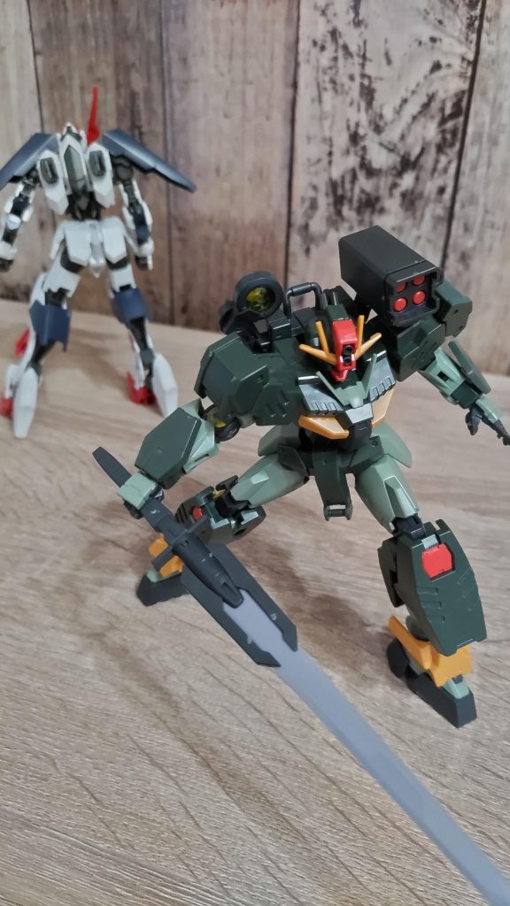 アニメでつのを切られるシーンがあったような気がするので思い出しながらポーズをとってみました。多分間違っていると思う・・・