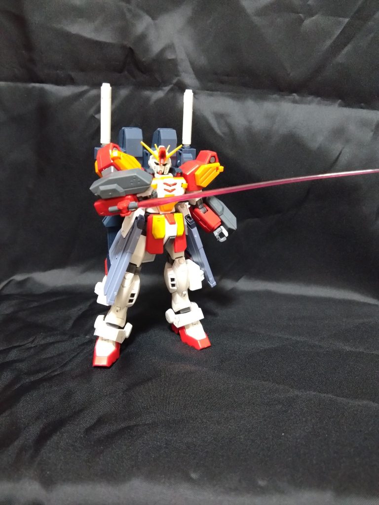 これよりアクションポーズ。ヘビーアームズ腕部に付いていたアーミーナイフを外して新たにビームサーベルを装備。