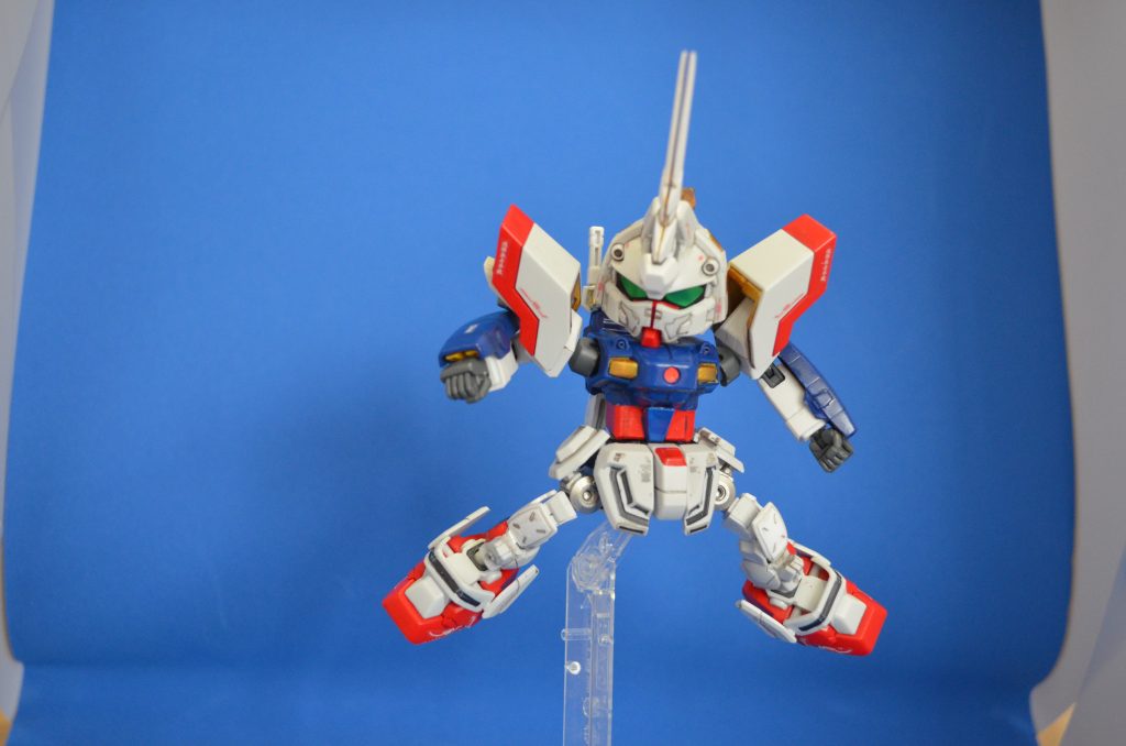 キットは非常によくできており、片足立ちができるほどのバランスで作られています。もっと動かすべく、各部関節をはじめ、全身に手を入れました。