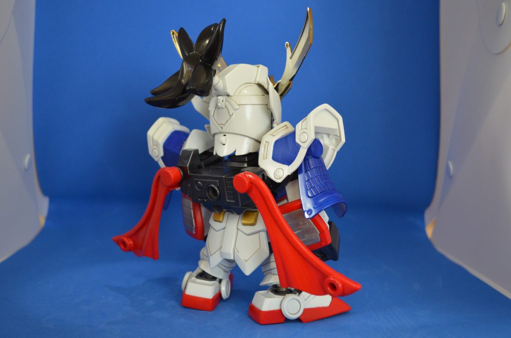 バックショット。赤いマントは左右が連動しますが、両方同時に動かしたほうが、内部構造が破損しづらいかも。