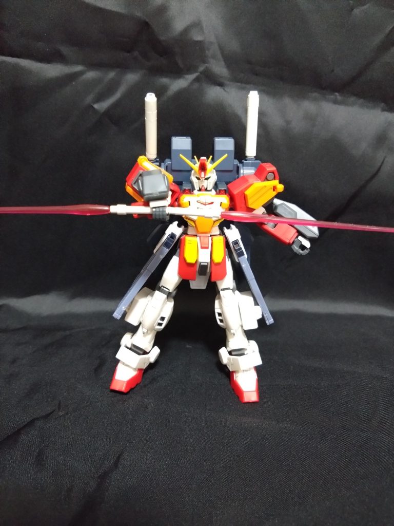 ラケルタ・ビームサーベルも連結して装備！ビームサーベルのポロリが酷いため、クスィフィアス・レール砲のつなぎ目を接着してポロリを防いでいます。