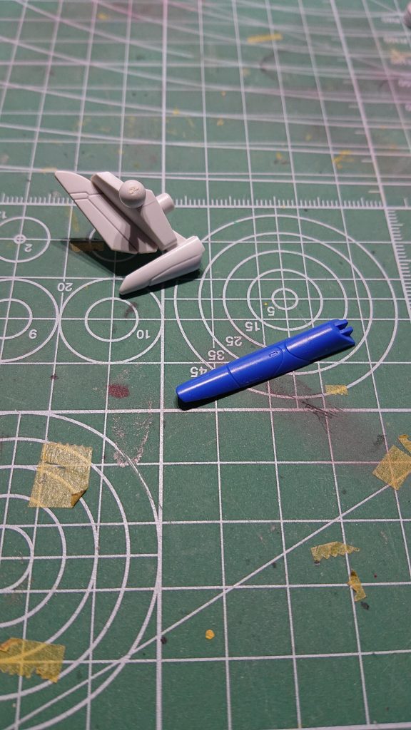 1か所だけ改造しました。背中側にあるコアファイターのパーツ部分がキットのままだと白色になってますが、別で買ってたV2ABのコアファイターのパーツを切り取り、ちょっとだけ見栄えを合わせました。