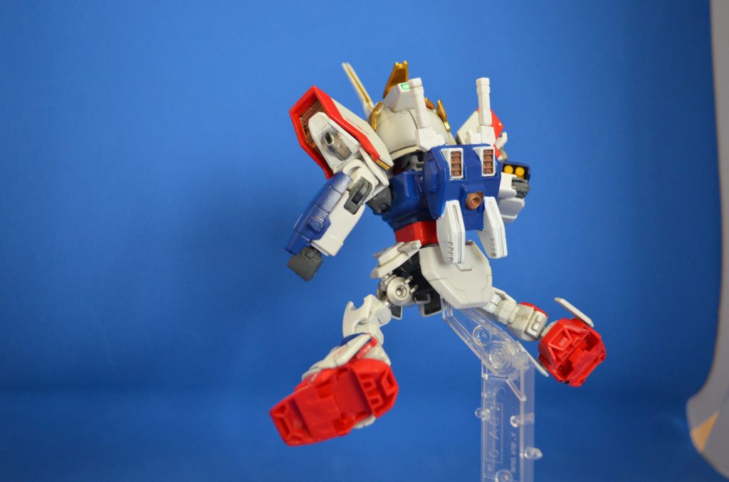 後ろから見るとわかりますが、股関節はキット通り、サイドアーマーにSDCSフレームを付けて構成しています。これによりSDらしからぬ開脚が可能に。