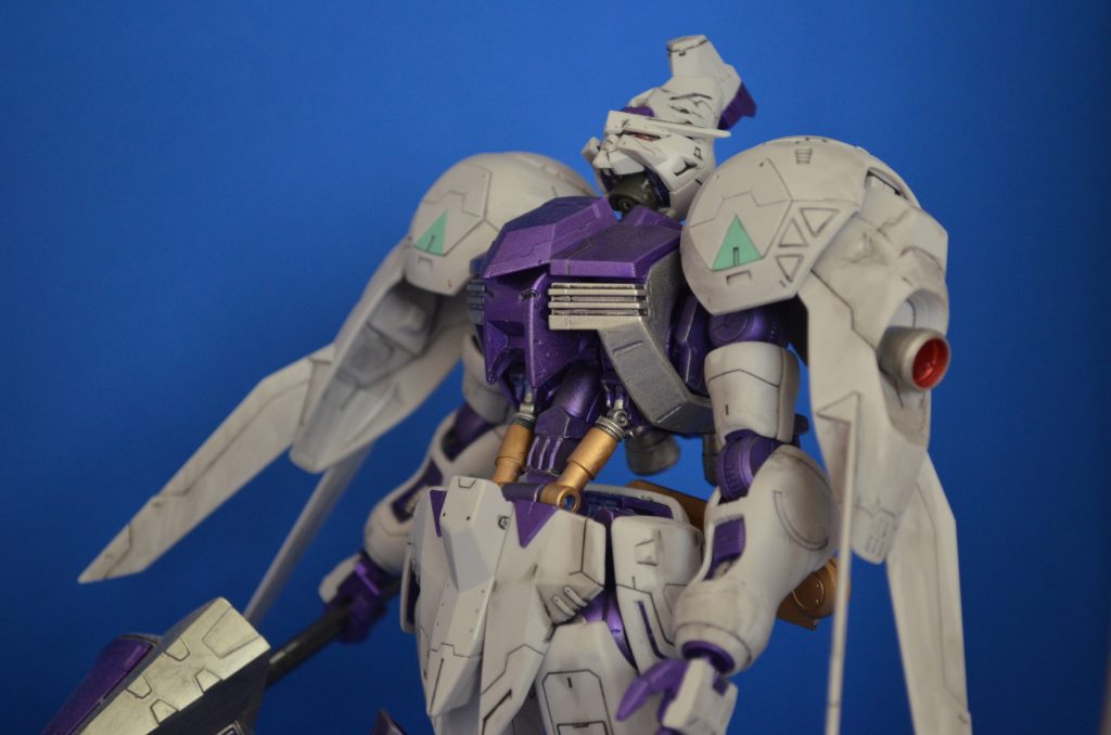 のけぞりはこのくらい。腹部と首の改造でこのくらい動くようになります。