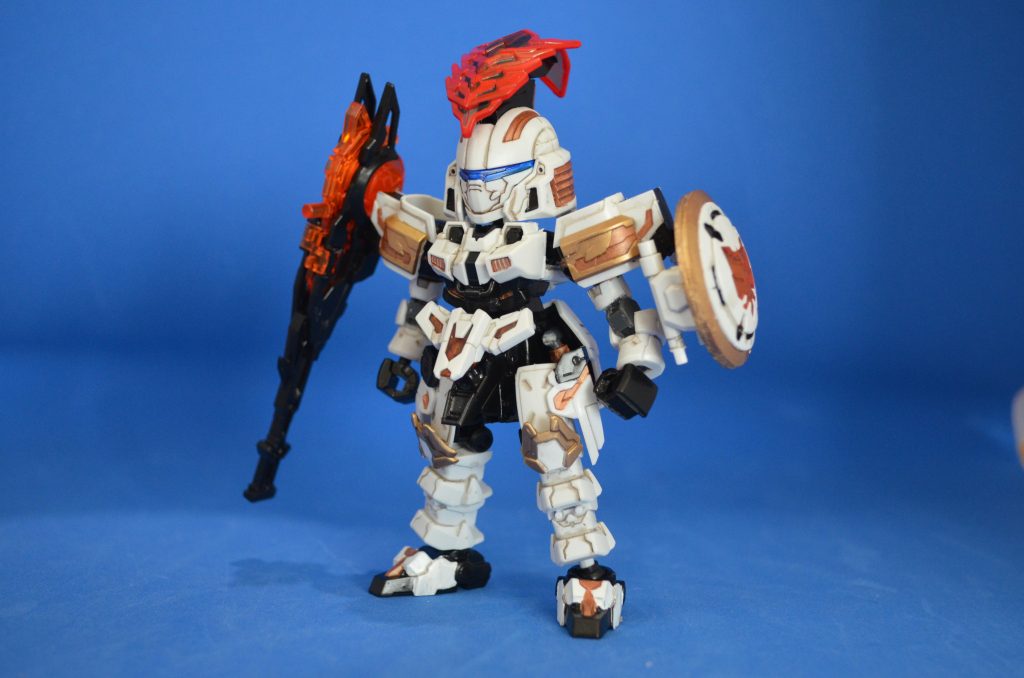 上でも書きましたが、このシリーズにしては塗分けが極端に少ないので、割と楽。でも塗料の種類は結構使いましたね。導覇砲ー凄ー(ドーバーガン)の銃口は板だったので、プラ板で銃口を作成。シールドは裏にプラバンを貼って厚みを強調し、オリジナルリスペクトでビームサーベルを2本搭載しました。