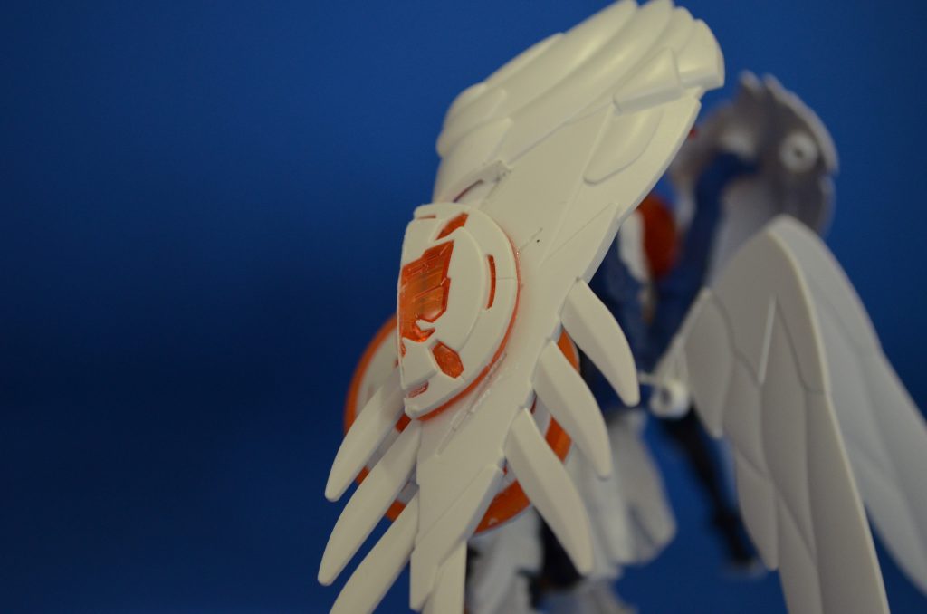 羽の紋章は、シールドを真っ二つにして貼り付けています。その際邪魔になる羽表面の盛り上がりはいったん切除し、裏から貼りなおして隙間埋めにしています。