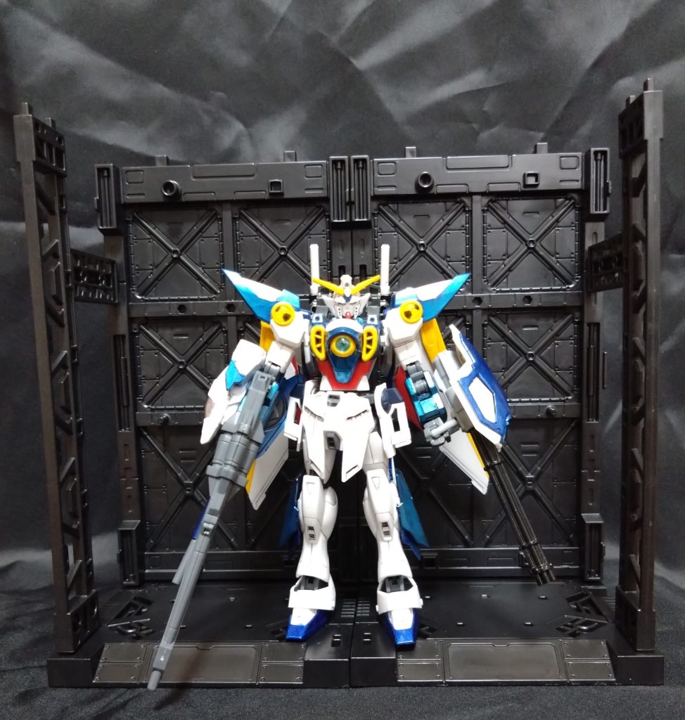 まずは正面。シールドを改造してフレームアームズガール、スティレットのガトリング砲が付けれるようにしました。あとは右腕にクロスボーンガンダムのコアファイターを取り付けています。この機首下部にメイン画像を見ておわかり頂けるようにビームサーベルを仕込んでいます。