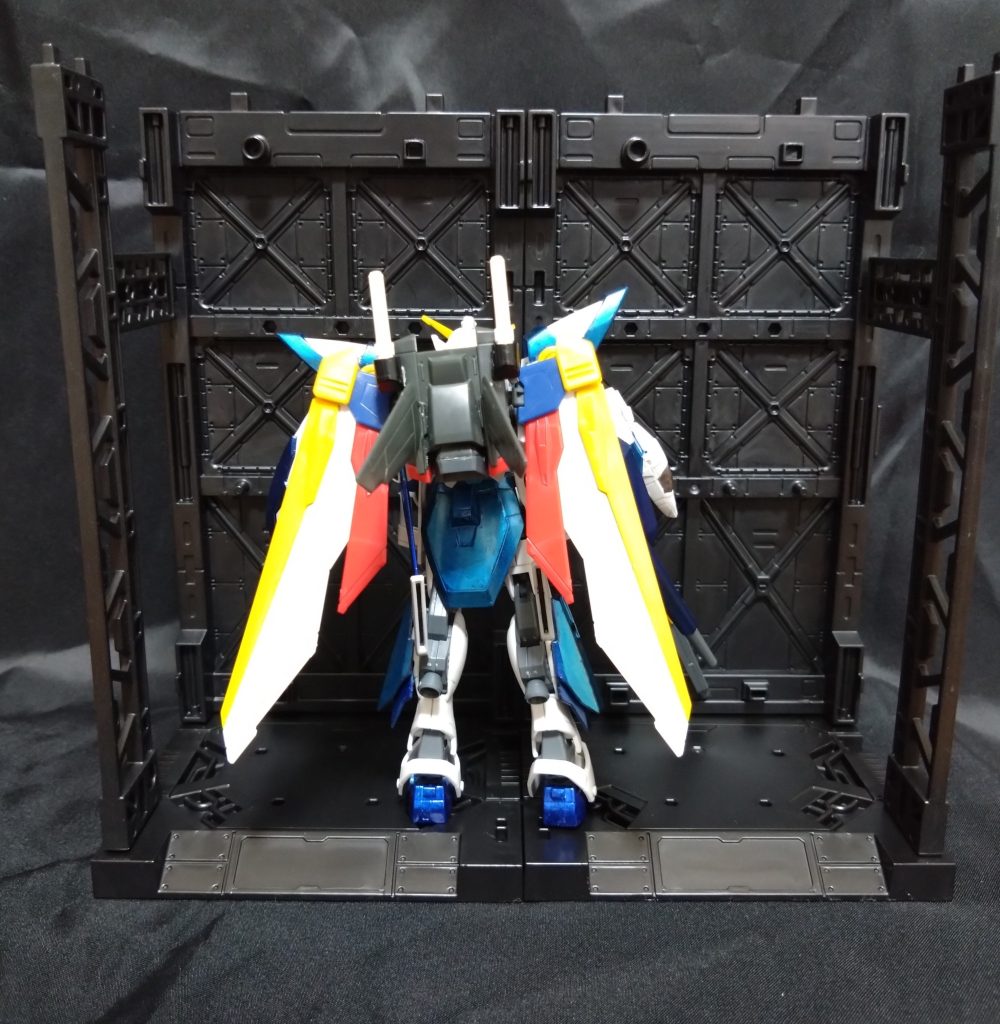 後ろ。フォースシルエットを改造してウイングガンダムの翼を着けてみました。