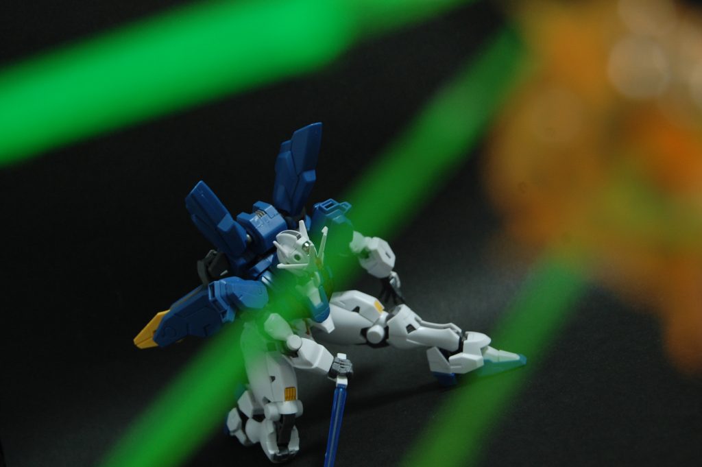 こちらは緑のクリアランナーとビームサーベルと30mmの爆発エフェクトを前ボケさせたもの。ビームが飛び交うなか体を屈めているイメージで撮りましたが、エフェクトを画面左に持ってきてぶった切った敵を背中にして爆発光が拡散する構図の方が合っていたかもしれません。