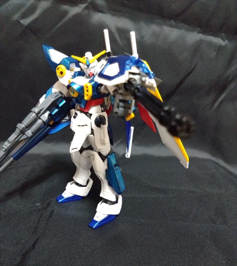 これより適当にポージングです。3発しか撃てないバスターライフルをカバーするため、新たにガトリング砲と右腕に取り付けられたビーム砲を装備。