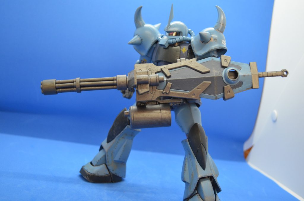 ガトリングシールドを装備。シールド本体にもダメージ表現をしています。鉄色部分は焼鉄色→ドライブラシのお気に入り塗装。砲身には焼け表現を、タミヤウェザリングマスターで施しました。