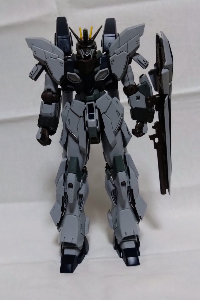 素立ち正面。基本的にはシナンジュ・スタインそのままですが、腕や胸部のインテークをヤスリで削ったくらいですが、腕はやや削りすぎた為、プラ版で補修してガンダムマーカーのグレーで塗装しています。