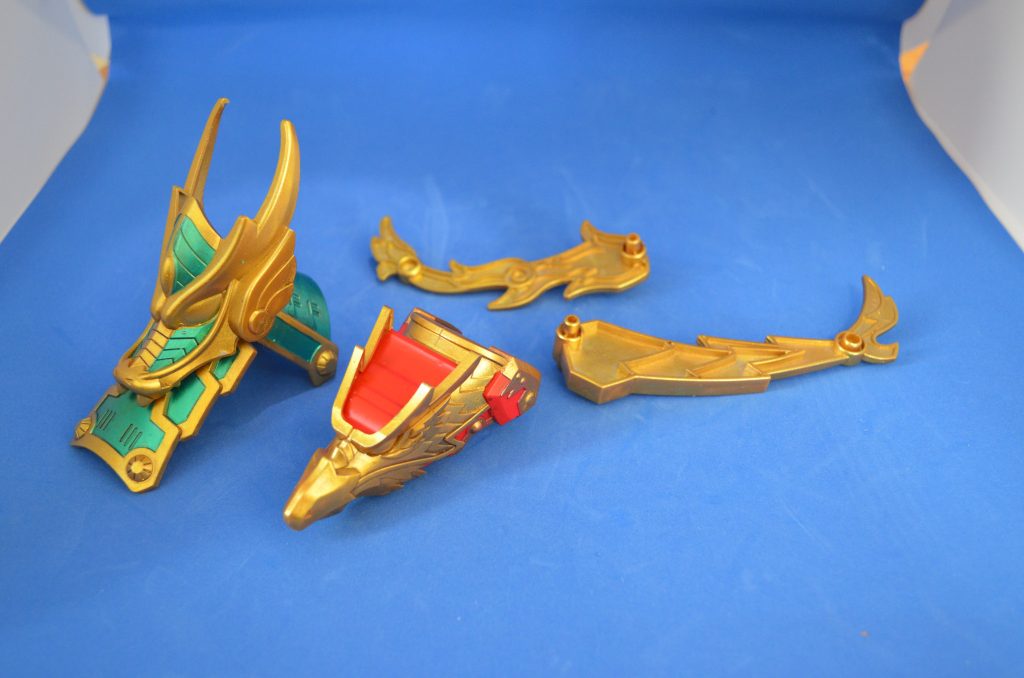 右肩と左肩の鎧も塗り分けました。