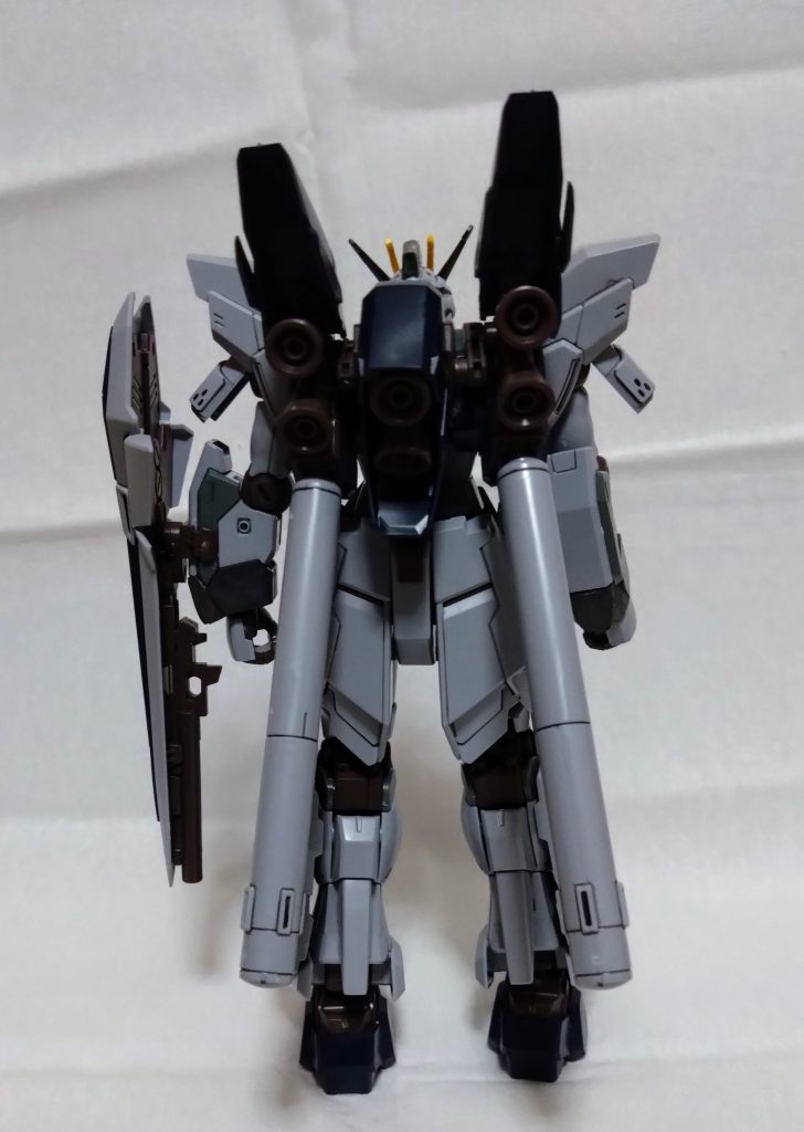 後ろ。リアスカートアーマーは個別に稼働するようしています、