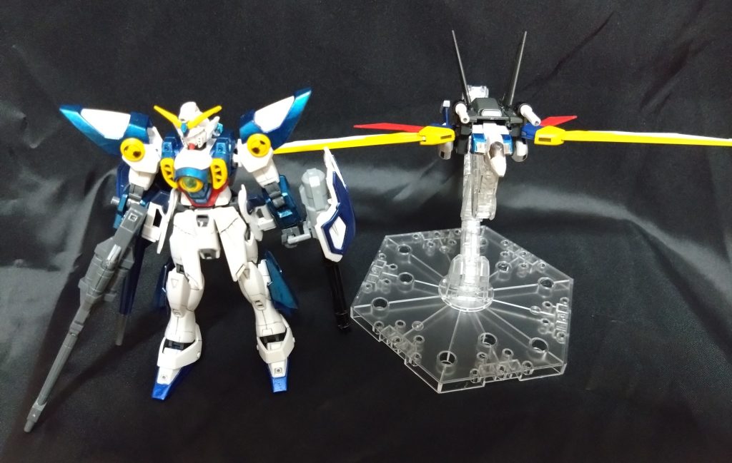 クロスボーンガンダムのコアファイターとバックパックを組み合わせることで支援機となるようにしてみました。この改造が一番苦労しました……。支援機に火力をもっと盛りたかったのですが、リアヘビーとなるため断念しました。