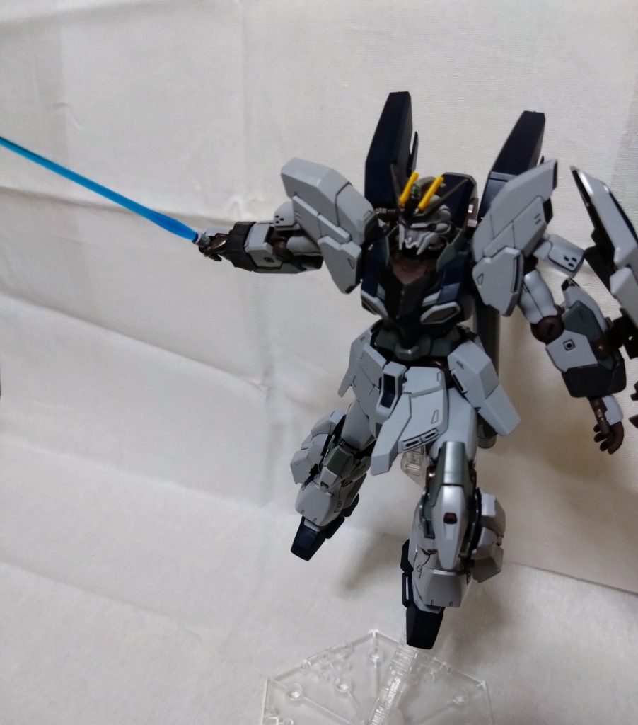 これより適当にポージングに入ります。「このっ!」ビームサーベルの刃は敢えて青いやつ使ってみました。