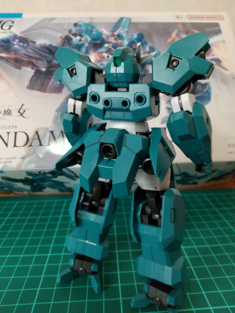 可動域は他の水星キットと同様かなり良いです。接地は比較的安定してますが軸はあまり負荷をかけると折れる可能性があるので注意です。後ろの3ミリ穴でオプション装備も付けれたりするので色々盛れますね。