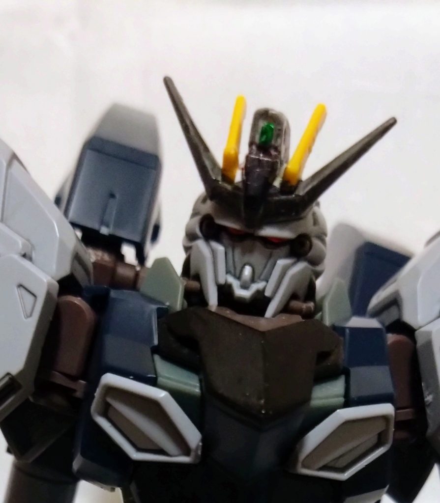 ガンダムヘッド。「ガンダムで出るぞっ!」塗装や加工がやや粗いのでアップは恥ずかしいのですが、ブレードアンテナは制作ストーリーに投稿したときよりもやや下に下げてみました。メインカメラはHGダブルエックスのを加工し、ガンダムマーカーのグレーとニューホワイトを調合してみましたが、やや青みが足りなかった……。
