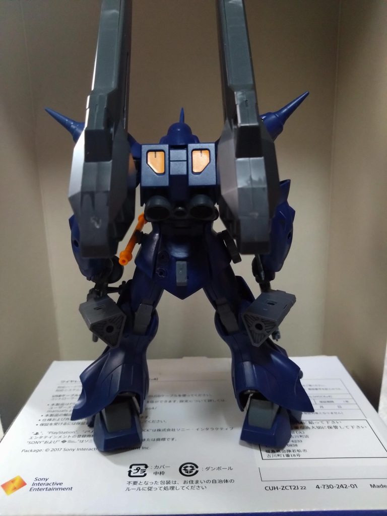 原作ではビーム兵器をサーベル意外持たなかったケンプファー、それを背中の武装を試作ビーム兵器と見立て改造。腰ブロックをイフリートをメインに股関節と上半身の接続軸をケンプファーから移植、腰後ろのショットガンの保持パーツは接着して固定しました。ツノはプラ板で作成、イイ感じに尖らせました。