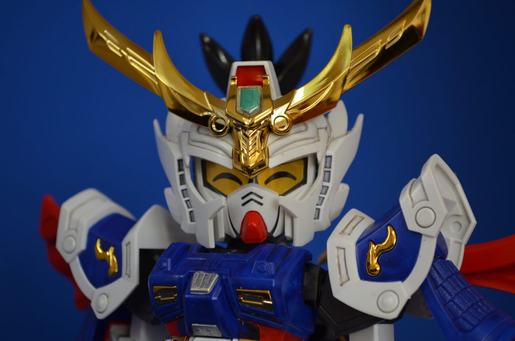 後頭部のつまみを回すと、通常目とにっこり目を切り替えられます。また下側にある妻値も動かすと口元がアニメのように動いたりと、何気に芸コマ。SDにしてはお高めですしデカいですが、よいキットです!