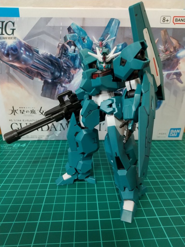 武装ありだとこんな感じ。墨入れとシールだけで既にカッコいい。右手のガトリングの保持力はあまり良くないのでここも注意。