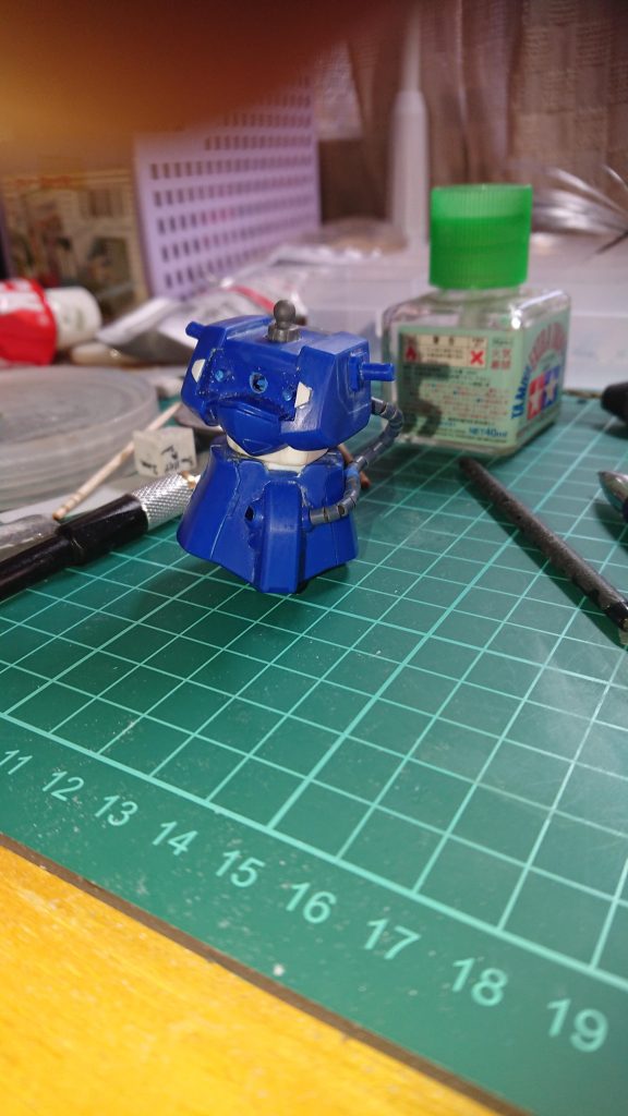 腰の可動加工中。動力パイプは3㎜のランナーに2㎜の穴を開けて作ったので時間がかかった。芯は1㎜アルミ線に熱圧縮チューブを被せたもの