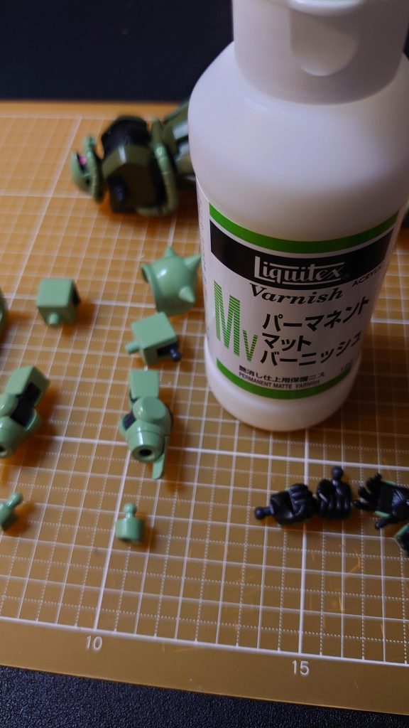 このザクⅡ REVIVEは、関節ゆるゆるなので、パーマネントマットバーニッシュを使ってみました。これ、いいですねー！最後までご覧いただき、ありがとうございます。※投稿時、型式の誤りがあり訂正しました。　れいいちさん、ご指摘感謝です！