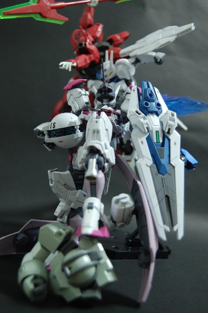 デミトレーナーはデリングが乗ってるものとして撮りました。こういうドローン戦争っぽい事態になったらデリングも駆り立てられるように出撃しそうな気がします。デリングはサリウスの元部下だからもし乗るとしたらグラスレーのMSかな。ハインドリーとかで無双したら急にハインドリーが売れそうですね。