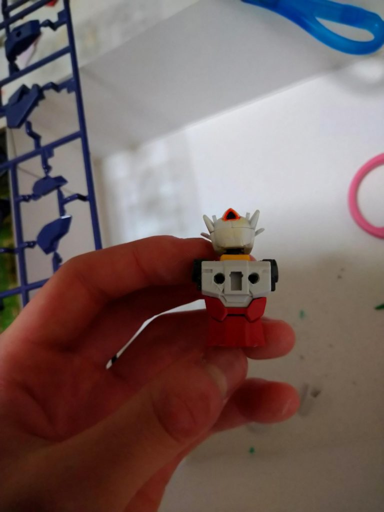 当時(2年前)は塗装を乾燥させる為の取っ手棒や技術(これは今も)もなく、完全に行き当たりばったりだったので、カラー(ガンダムマーカー)がハミダシてしまったりと失敗続きでした。、、、ん〜、完成当初に一旦ツイートしておくべきだった。細かいことは覚えてない(汗)