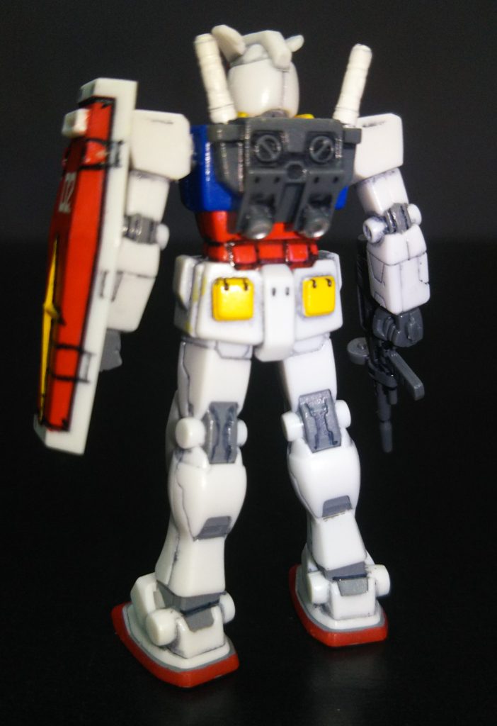 可動はほぼしません。腕が上がるのと首が回せる程度です。色塗り、スミ入れ、つや消しトップコートと余ったデカールを貼っています。