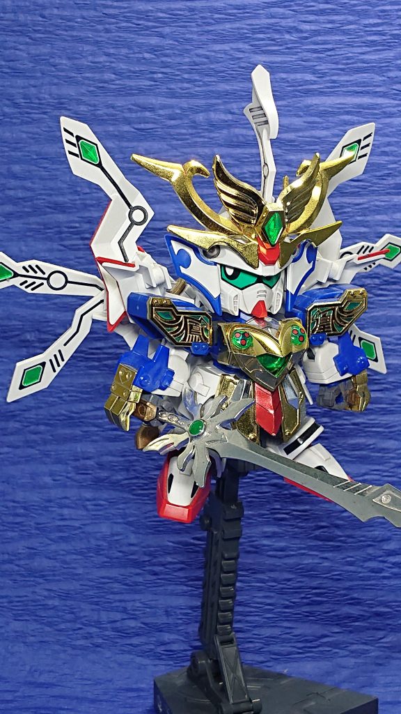 通常版だと手甲の爪がメッキになっていないのですが、LEGEND BBのキットに金メッキの最終決戦のパーツを取り入れて豪華になってます。