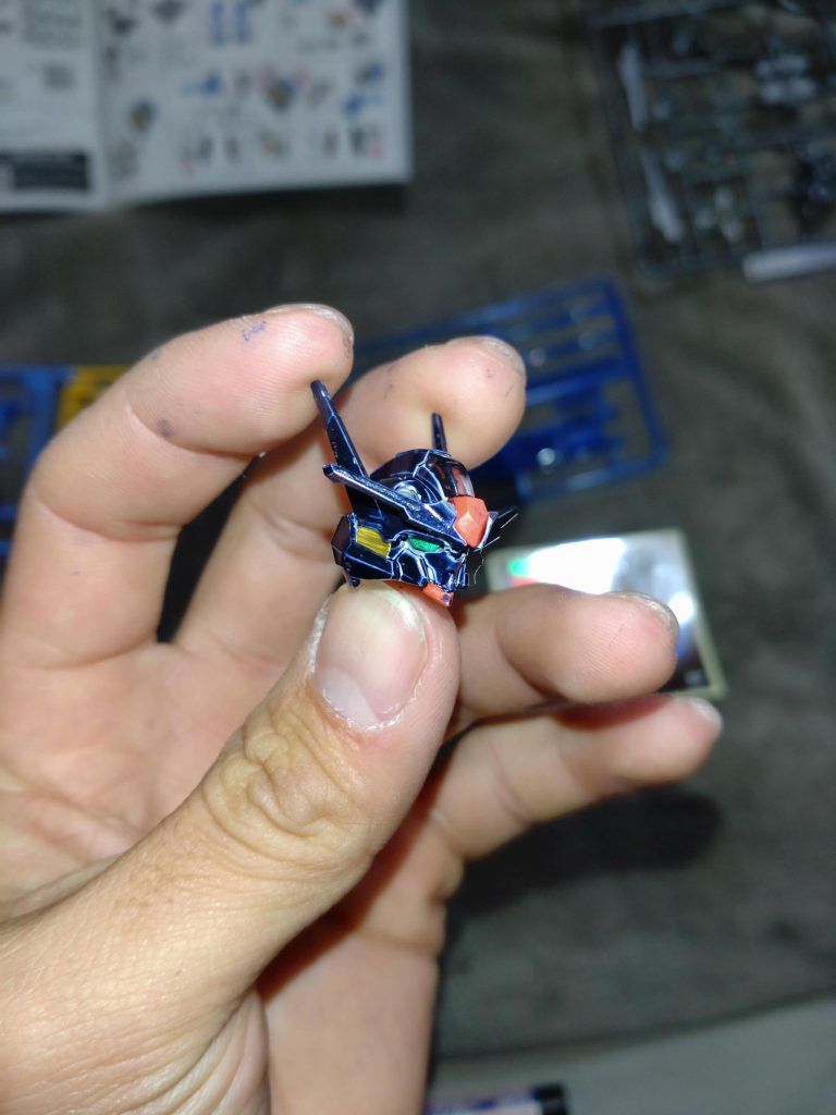 実は頭部が完成してから塗装しようと思い至ったので写真の死角とかは塗れていません。目のパーツをグリーン、赤と黄色のパーツをゴールドで塗装しました。(赤の部分は撮ってから塗りました)