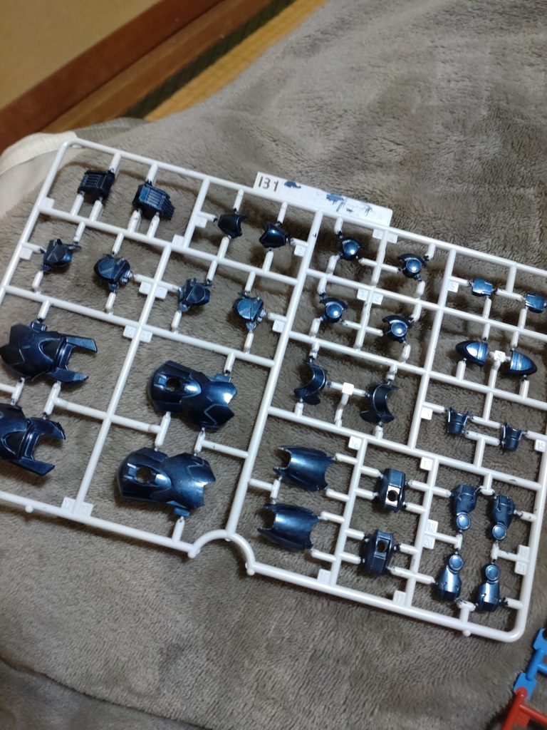 まずランナーについた状態で塗装しました。基本的に白のパーツにダークブルー写真にはありませんが赤と黄色のパーツはゴールド青のパーツはブルーを上塗りして色の統一感?をだしました。