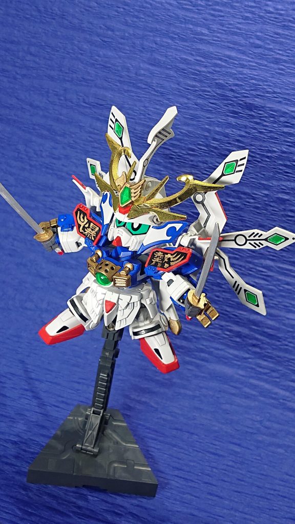 通常版のパーツに戻して、爆熱の陣形態です。ガンダムマーカーや筆塗りで塗り分けを頑張っていました。クリアグリーンのパーツには下地に銀のホイルシールを貼って反射するようにしました。プラモウォーズの影響が出てます（笑）