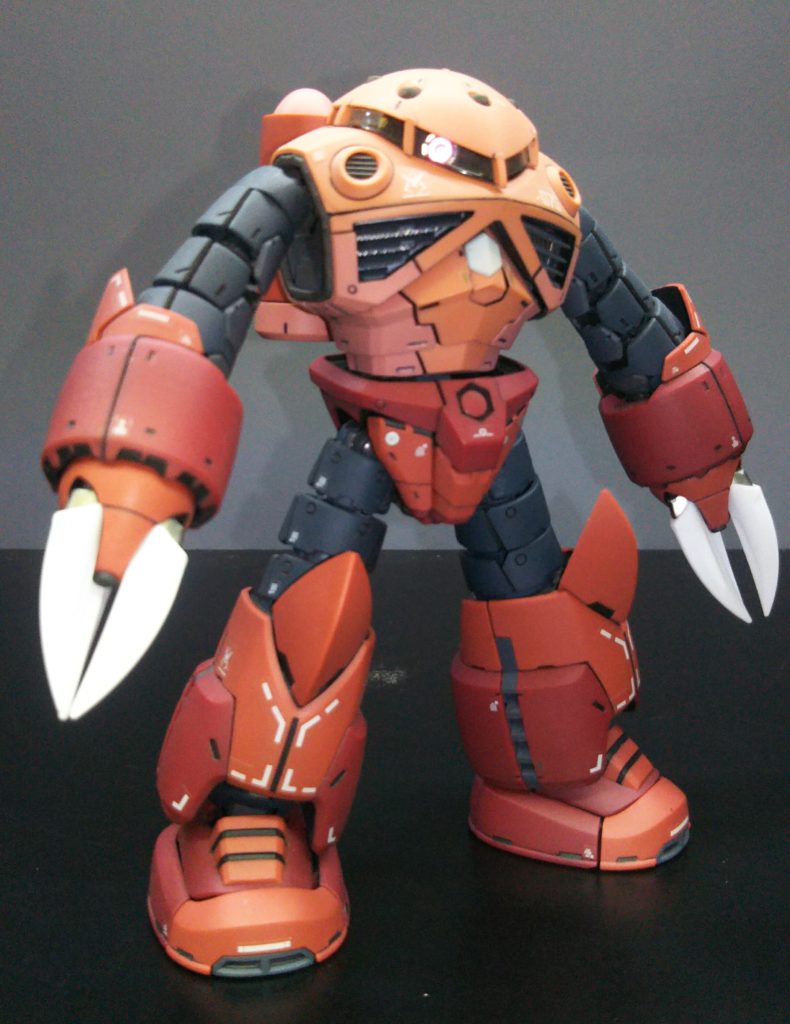 このRGズゴックは個人的に全てのズゴックのキットに置いて最も好きなバランスになっています。細いがマッシブな胴体と若干オーバーサイズ的な腕と足のバランスは素直に格好良い!