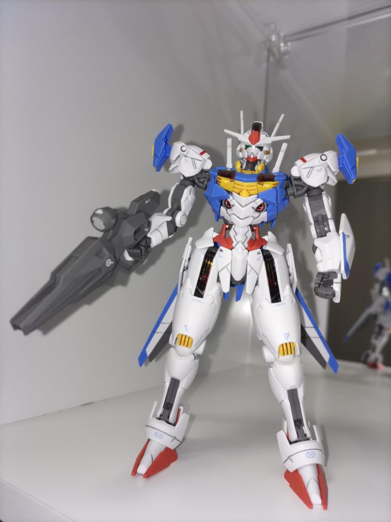 ビットオンフォームの正面です。ダブルオーのRGのようにブルーのデカールをポイントで使用しました。