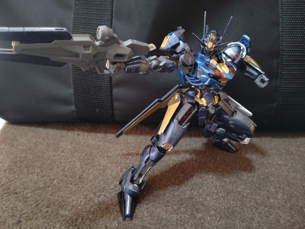 ビームライフルを持たせたポーズ足の角度とかを調整するとこの状態でも自立します。