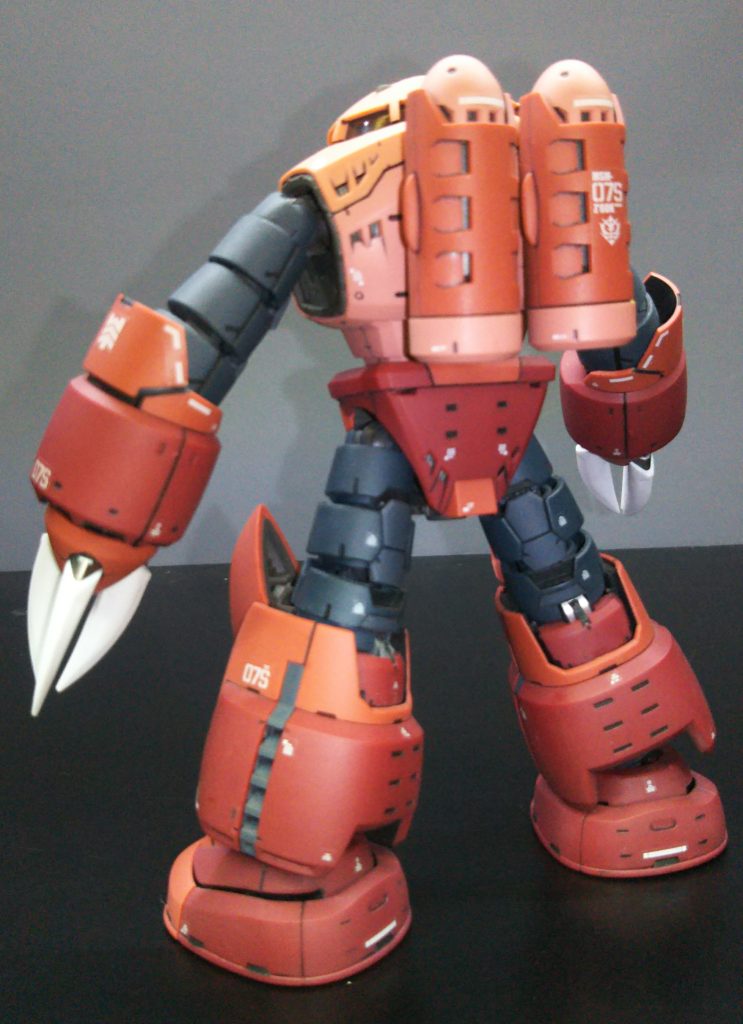 加えてRG特有のモールドや形体のアレンジのバランスがまた良い。ただ、RG初期のせいか腕や足のポーズの固定が難しく、蛇腹で可動部を増やしているが、結果的に関節の強度が落ちて腕を前に構えても撮影の間に下がってしまう。
