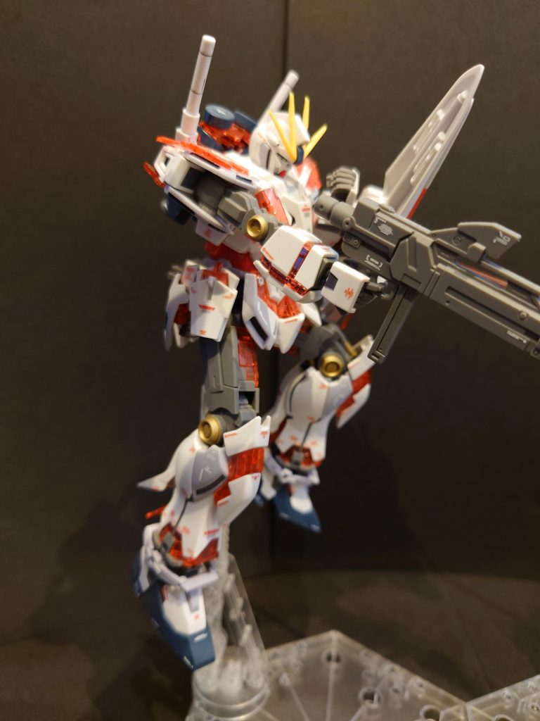 専用と汎用品水転写デカールを使用。