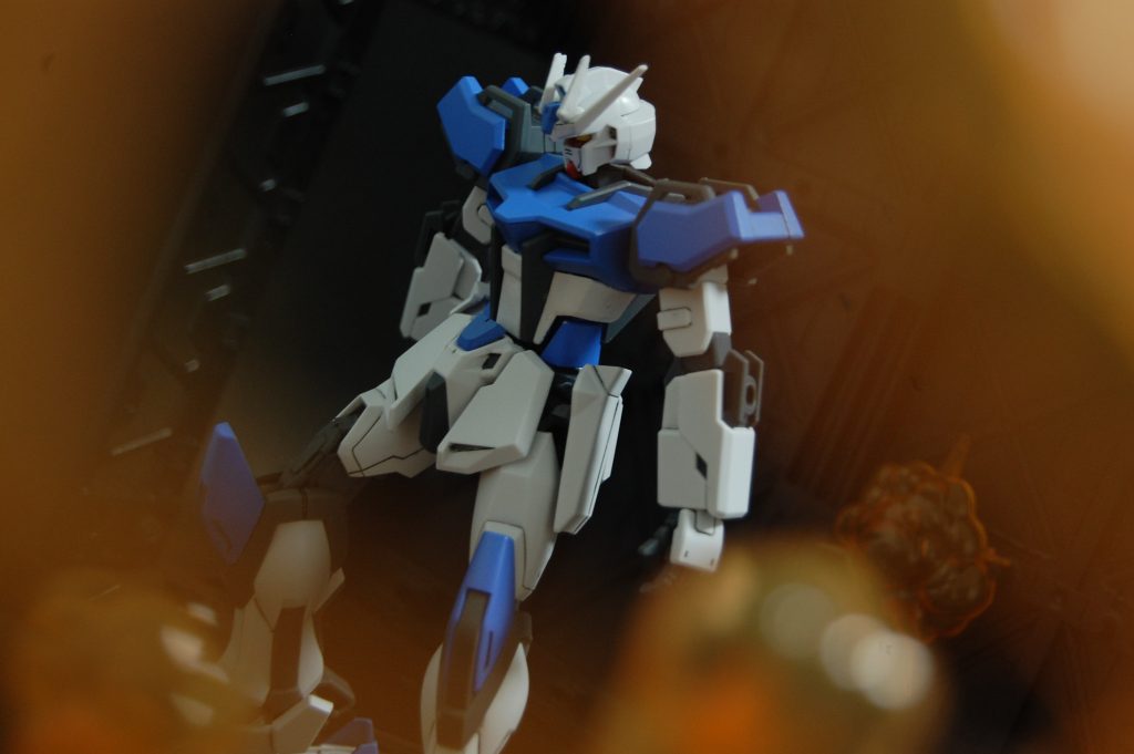 ストライクの初起動時のイメージ。100均の山田化学のディスプレイベースと30mmの爆発エフェクトの煙、ランナーを使用しました。