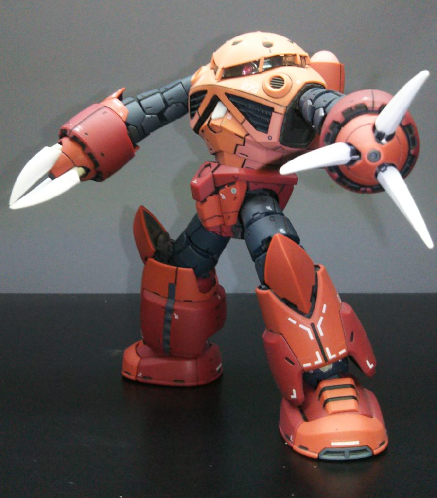 胴体がハメ殺し的な構造になっているので、うっかり組み過ぎてしまうとバラせなくなります。塗装する方は特に要注意かと。モノアイレール周りのクリアパーツも破損しやすいので、ランナーから切り離す所から気にした方が良いかも知れません。