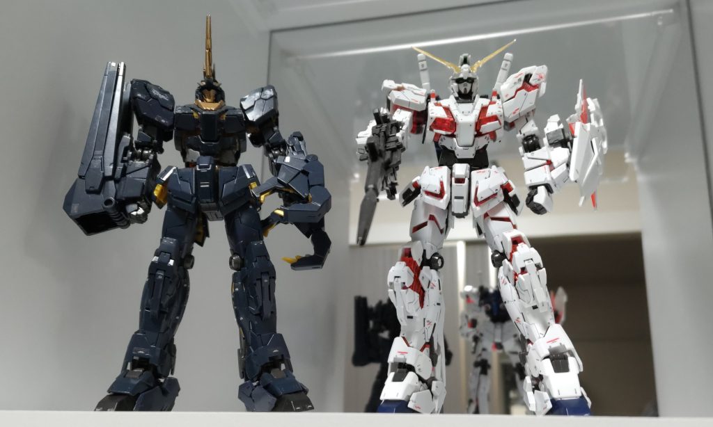 ＲＧバンシーと一緒に。バンシーはトサカと首下のゴールドをレッドゴールドでガンダムマーカーエアブラシしました。いつもご覧いただきありがとうございます。  