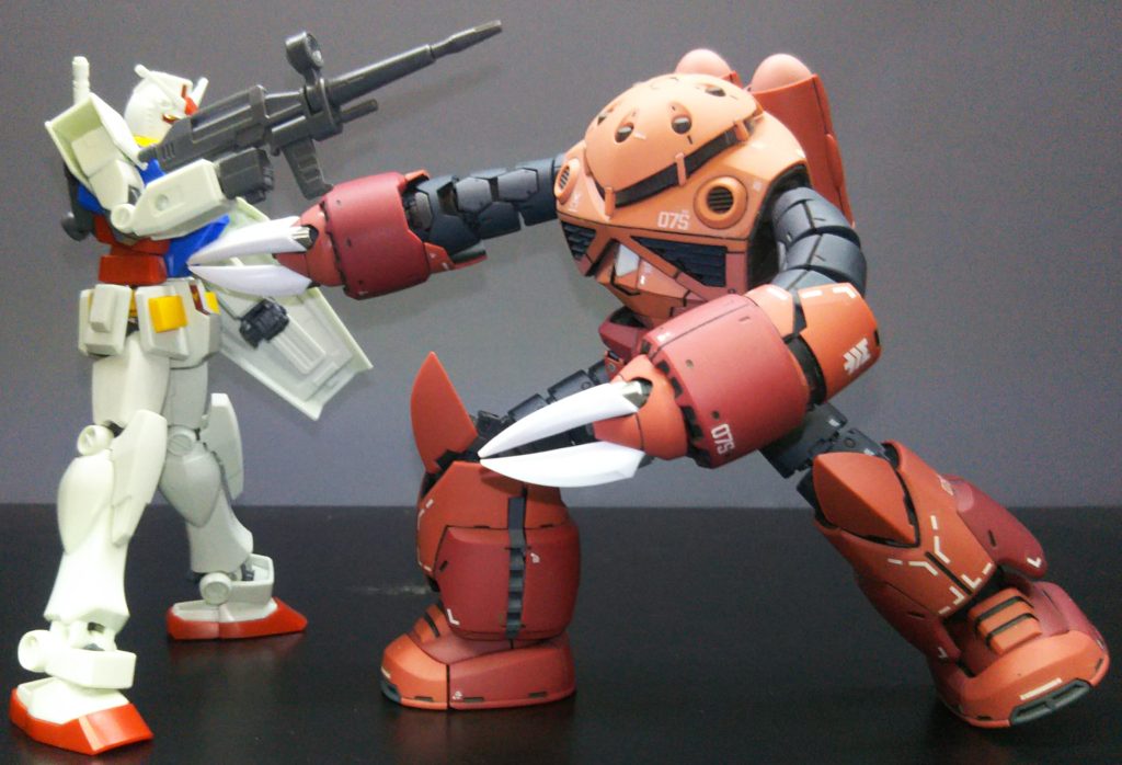 ジムがいないのでガンダムで代用w右足をもう少し踏み込んで、胴体ももう少し前傾姿勢で、腕をまっすぐ前に…すると倒れますw多関節が災いしてポーズの保持が厳しいです。改造無しでは台座も付けられないので…どうしたものか。