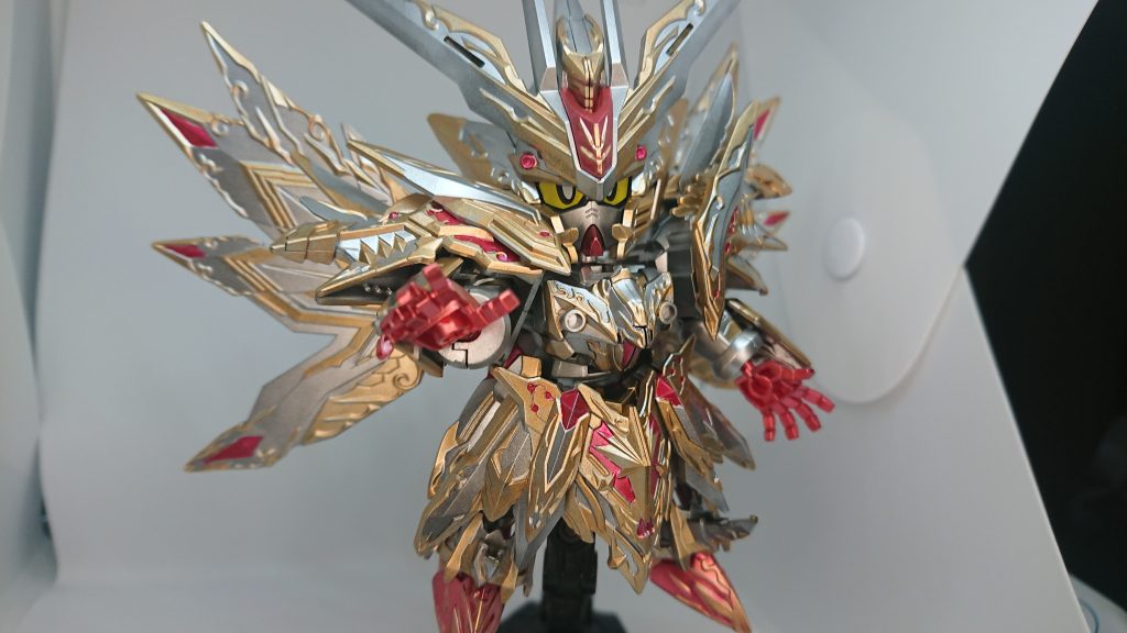 武装はなく、「サンオリジネイト」という広げた形の真っ赤な掌パーツのGガンかデスティニー張りの漢武装のみです。しかし、SDWHシリーズはどうしてもごてごてしてるので、これぐらいの動きでもパーツ同士が干渉してしまい遊べないのが弱点です。そこは改造のし甲斐がある、というやつなのかも?でもそれは別問題として、やっぱりこのごてごて感がSDならではでカッコ良いんですよねー。特に今回のSSFDはスペリオルガンダムベースだけあってなおさらです。だからSDはやめられませんw