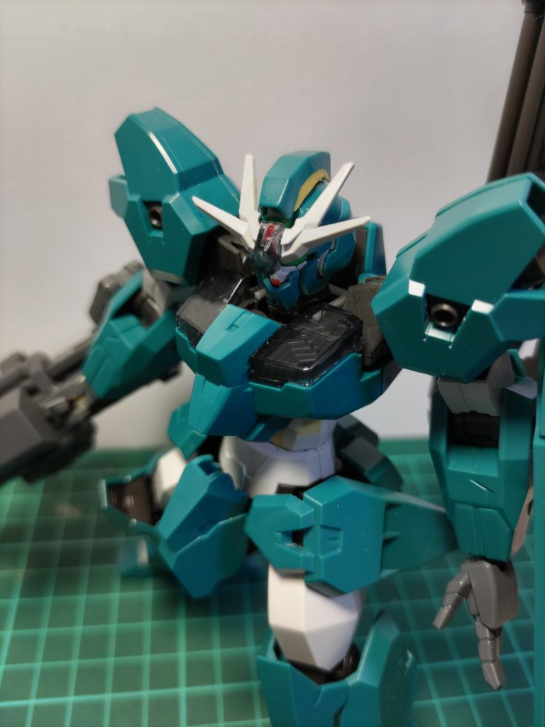 手が小さい気がしたのでLサイズに変更。ガトリングガンもカスタマイズパーツで大型のものを持たせて、バランスをとるために他の武装は左側に配置。