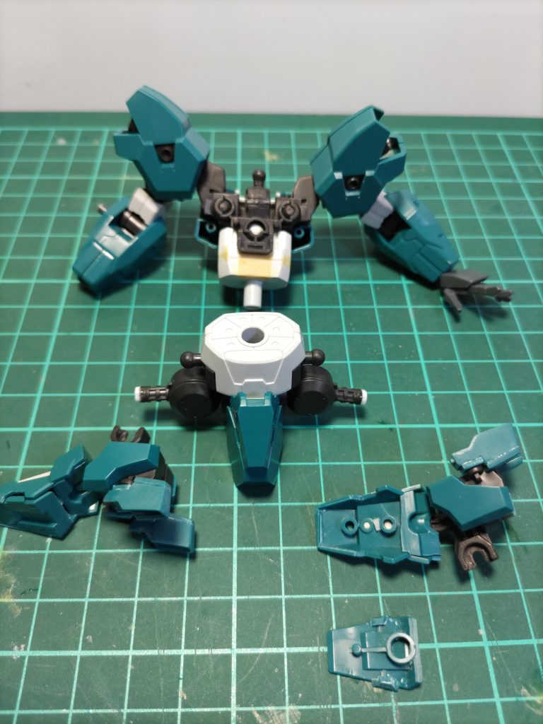 腹部を5mm、足の付根を1mm、足裏を1mm、首を2mm延長して、元キットより1cm近く大型化してます。腹部は下に伸ばすと細くしないといけないので、胸の接続軸を切り飛ばして上方向に延長してます。