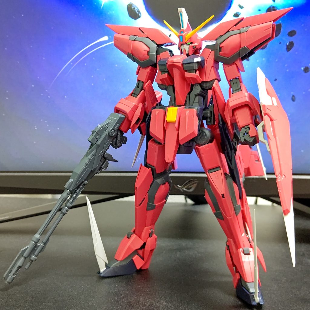 全体像。組んでる途中何度も感心したんですけど変形するだけあってエゲツない構造してますよねそれでいてプロポーションは整ってるのは見事としか言えないですねアスラン最初の搭乗機なこともありジャスティスとはまた違ったかっこよさです